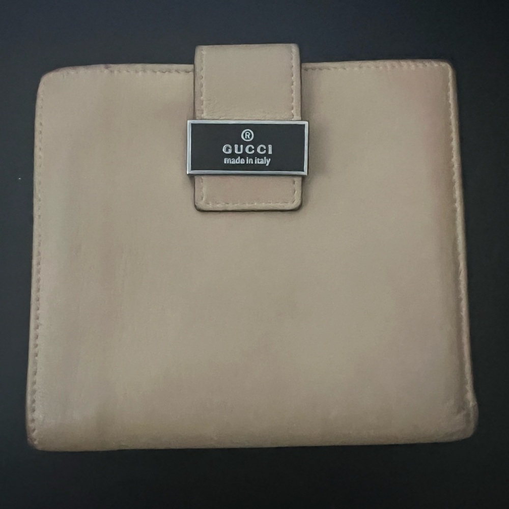 Gucci Beige / Tan Calfskin Leather Bi-fold Wallet Beautiful Condition